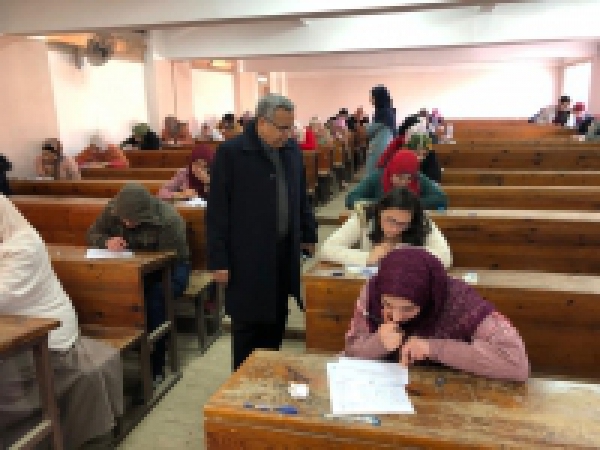 The faculty’s dean inspects the exams at the faculty of science